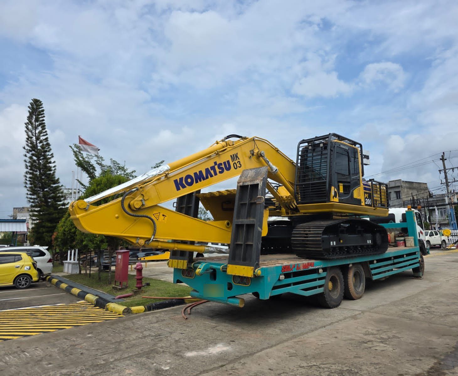 Excavator Komatsu PC200 unit MK 03 di atas truk self loader