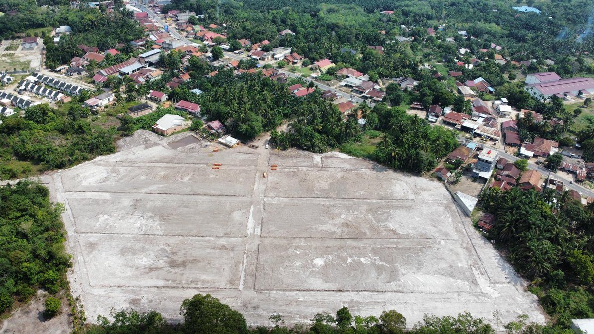 Foto udara lahan proyek PT. Digdaya Cipta Harjita yang sudah dibersihkan dan diratakan, di tepi permukiman